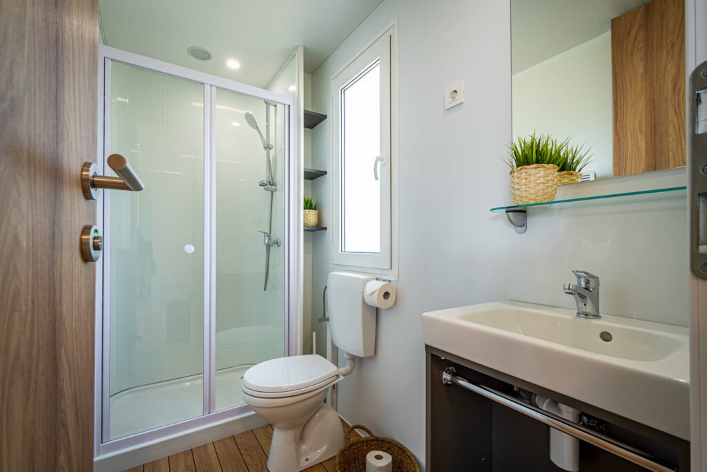 Badeværelse med bruseniche