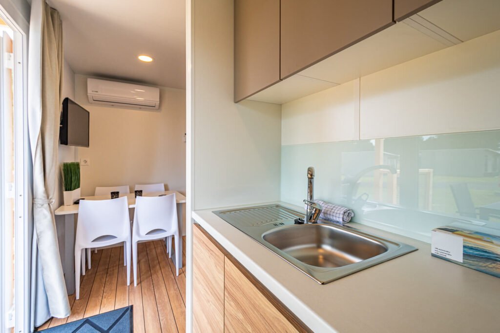 Køkken med opvaskemaskine