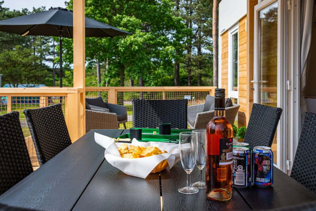 Stor overdækket terrasse med spiseplads