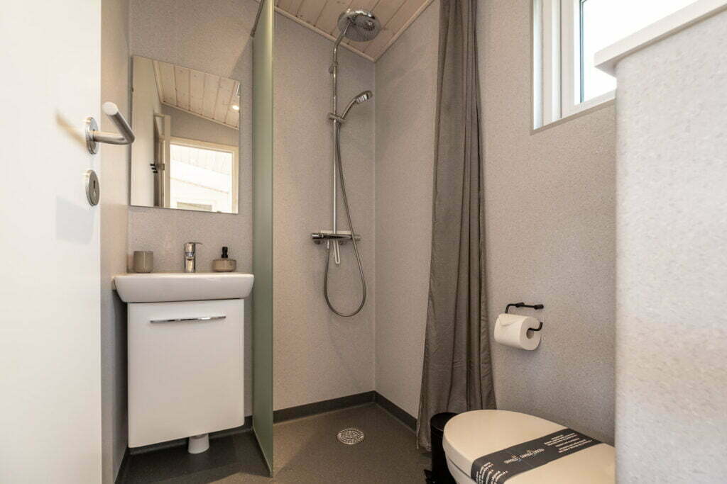 Badeværelse i Premium Strandhytte på Feddet Strand Resort