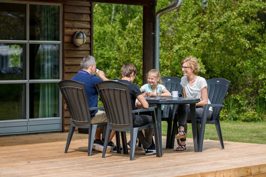 Stor træterrasse foran hytten