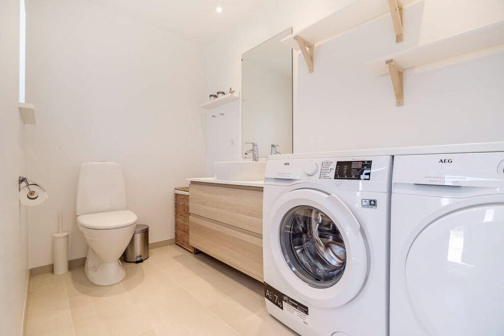 Toilet med vaskemaskine og tørretumbler