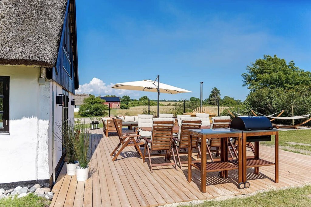 Terrasse med parasol