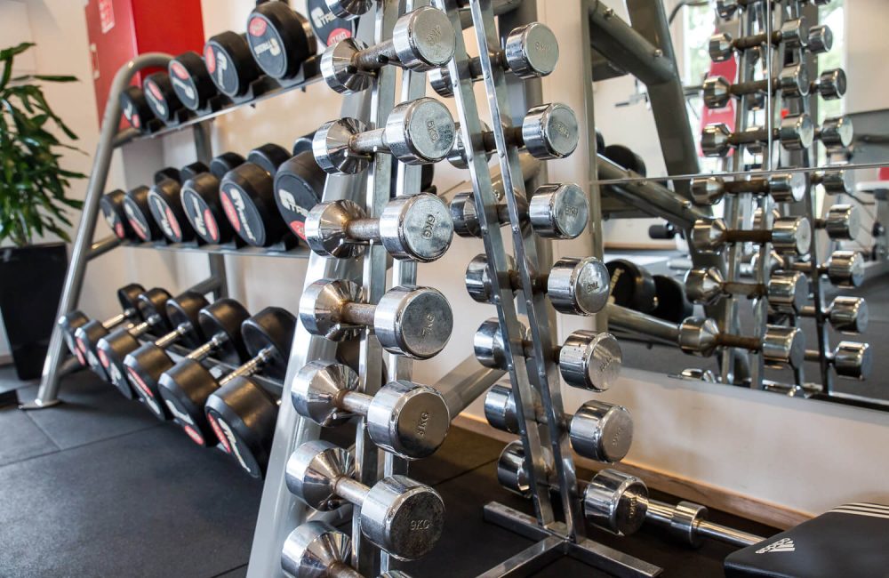 Håndvægte i fitnessrum på campingpladsen