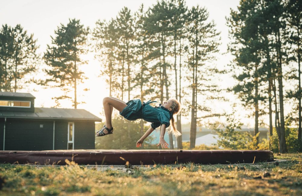 Trampoliner rundt op på campingpladsen