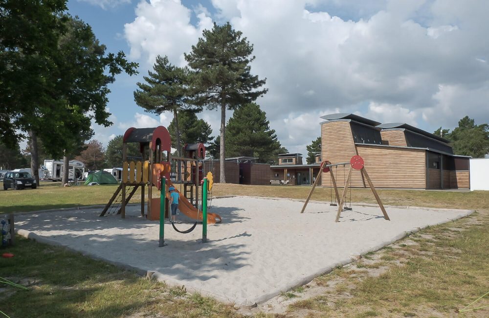 Lille legeplads ved servicebygning