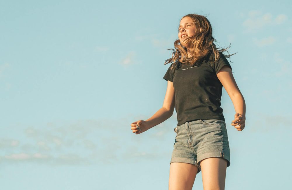 Pige der hopper på trampolin