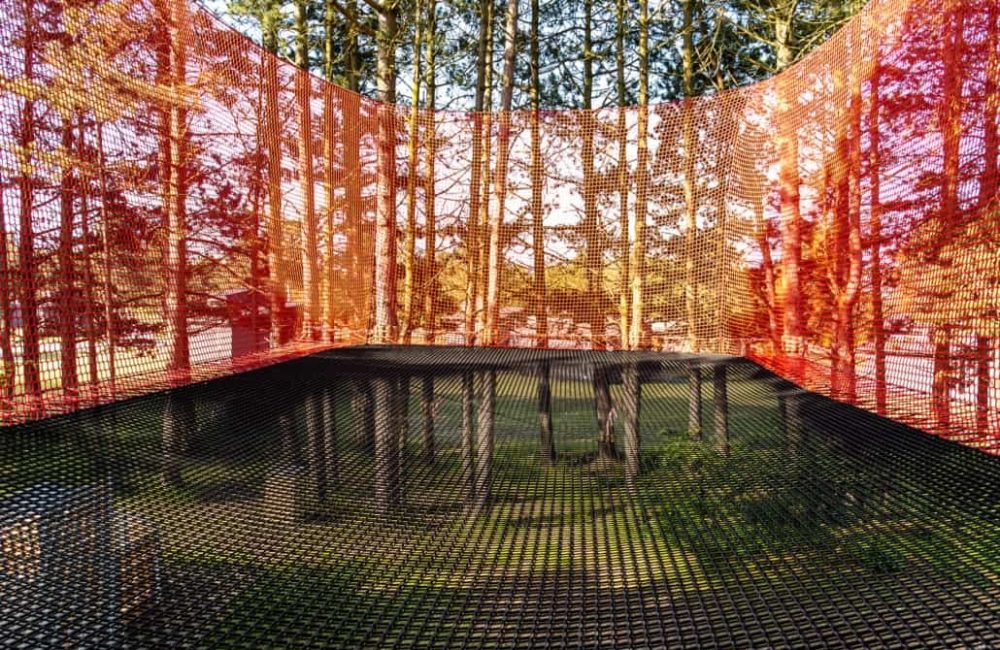 Stor trampolin i træerne