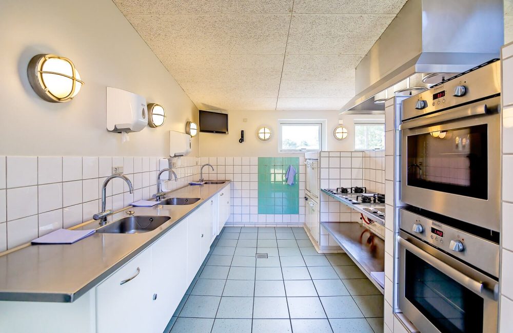 Køkken med ovne, gas og håndvaske