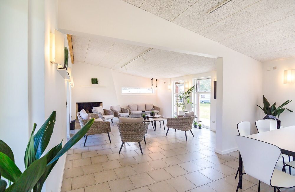 Opholdsstue i servicebygningen